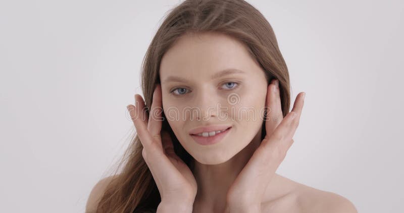 Visage femme beauté. femme touchant doucement son visage frais banque de vidéos