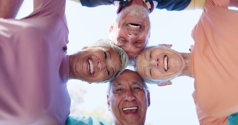 Visage huddle ou personnes âgées dans le parc pour la remise en forme ou le soutien en extérieur ou en angle faible. groupe heureu banque de vidéos