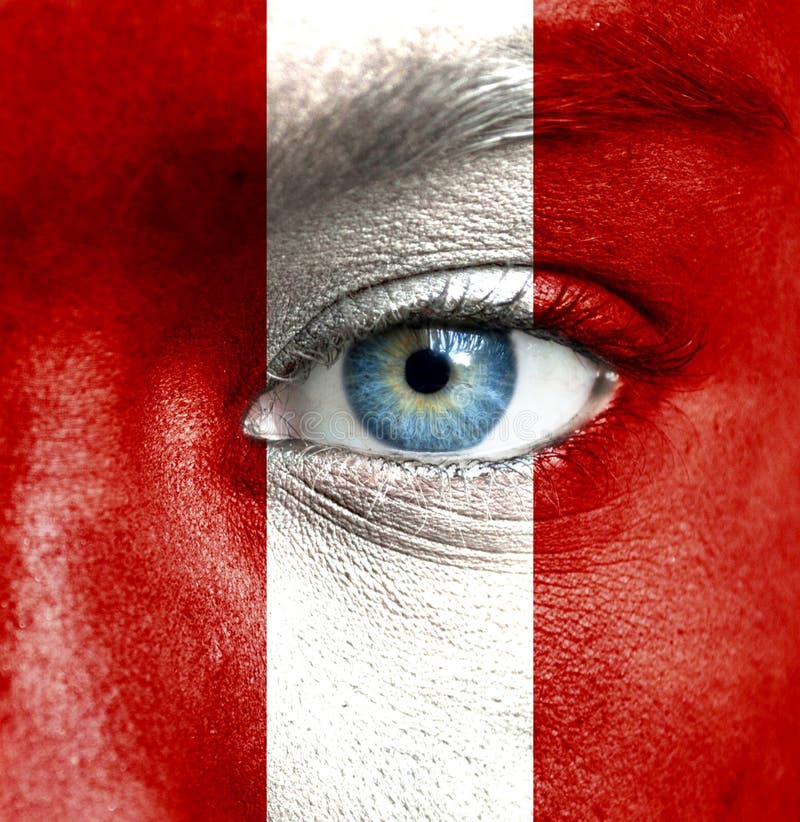 Visage humain peint avec le drapeau du Pérou photo libre de droits Visage humain peint avec le drapeau du Pérou photo libre de droits