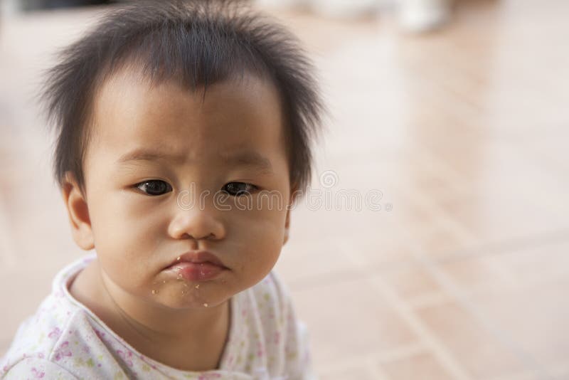 Visage modifié de chéri après repas image stock Visage modifié de chéri après repas image stock