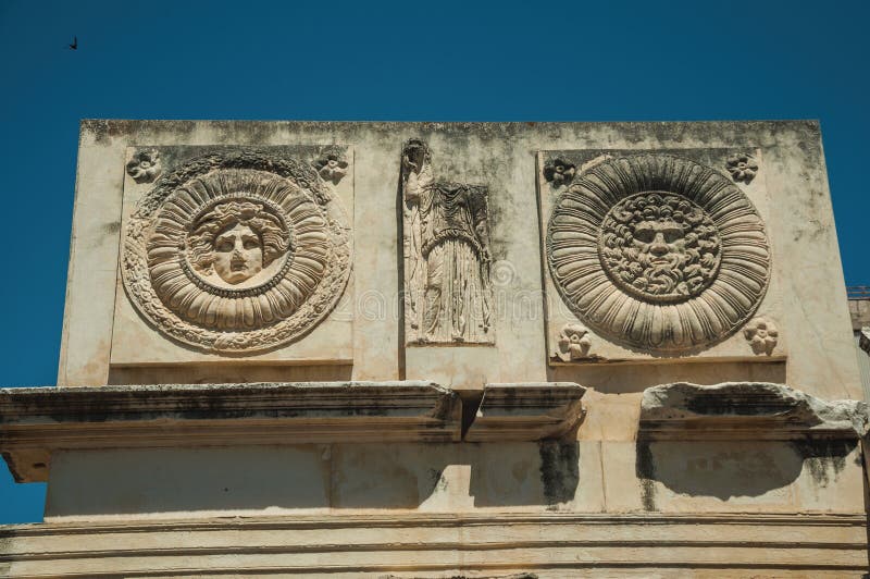 Visage mythologique découpé dans le bloc de marbre chez Roman Forum à Mérida photo stock Visage mythologique découpé dans le bloc de marbre chez Roman Forum à Mérida photo stock