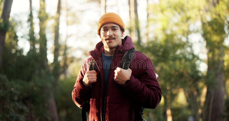 Visage randonnée et homme dans les bois sourire et nature avec fitness hobby et environnement. Portrait personne heureuse et rando clips vidéos