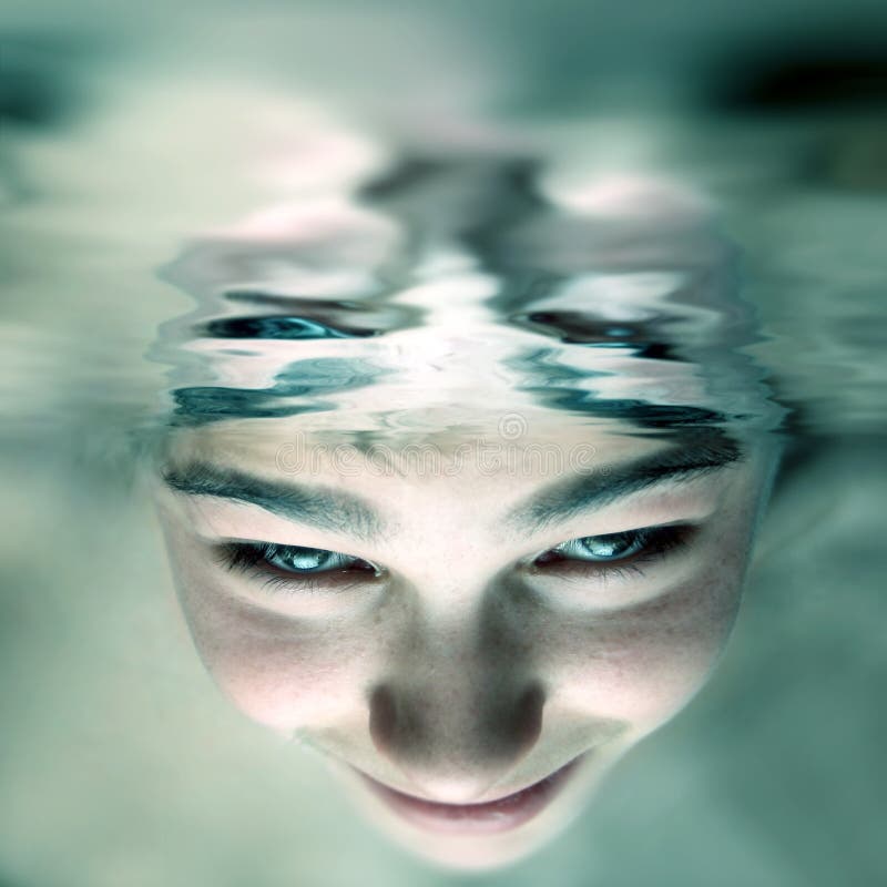 Visage sous l'eau photographie stock libre de droits