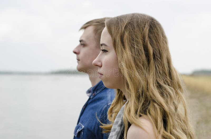 Visages de la fille et du plan rapproché de type dans le profil Un jeune couple image stock Visages de la fille et du plan rapproché de type dans le profil Un jeune couple image stock