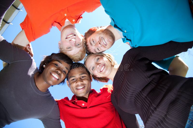 Visages des étudiants universitaires Multi-racial de sourire photographie stock Visages des étudiants universitaires Multi-racial de sourire photographie stock