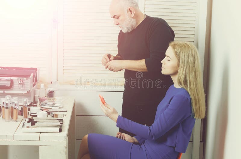 Visagisteman die borstel voor de make-up van het vrouwengezicht voorbereiden royalty-vrije stock fotografie Visagisteman die borstel voor de make-up van het vrouwengezicht voorbereiden royalty-vrije stock fotografie