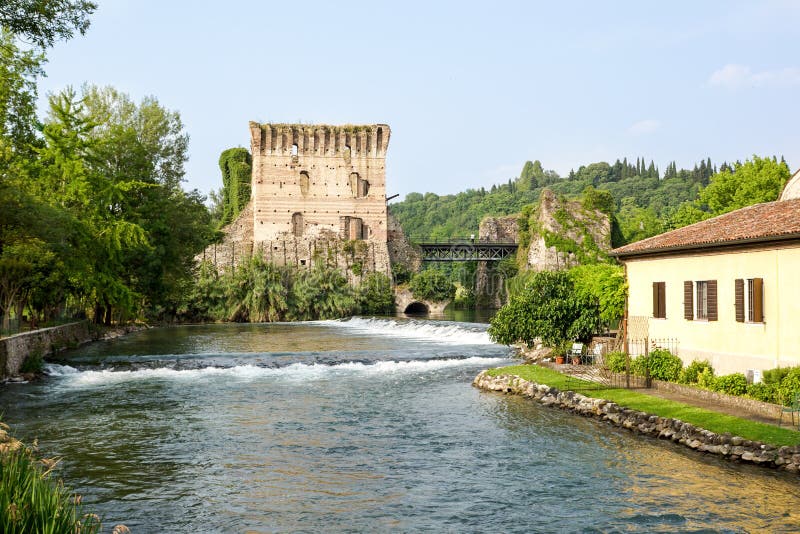 Visconti bro av Valeggio sul Mincio på Borghetto med reflexioner i den Mincio floden, Italien arkivfoto Visconti bro av Valeggio sul Mincio på Borghetto med reflexioner i den Mincio floden, Italien arkivfoto
