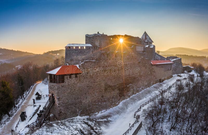 Visegrad, Ουγγαρία - εναέρια άποψη του όμορφου χιονώδους υψηλού κάστρου του Visegrad στην ανατολή στοκ φωτογραφία με δικαίωμα ελεύθερης χρήσης