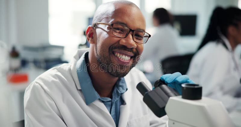Visez la science et l'homme avec microscope dans le laboratoire pour l'innovation de recherche expérimentation et le développement clips vidéos