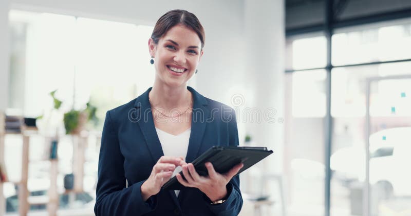 Visez les entreprises et les femmes avec le sourire et la confiance de la tablette avec la comptabilité bourse et l'email. Portrai clips vidéos