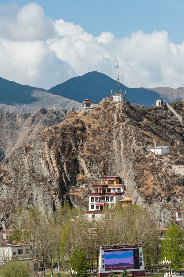 Visie van de stad lhasa in tibet china tegen de blauwe hemel