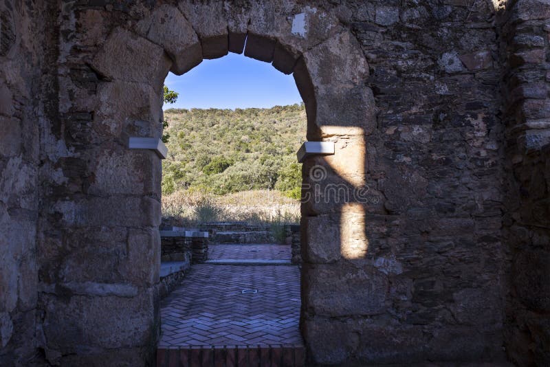 Visigothic Basiliek van Santa Lucia del Trampal, Alcuescar, Spanje royalty-vrije stock foto Visigothic Basiliek van Santa Lucia del Trampal, Alcuescar, Spanje royalty-vrije stock foto