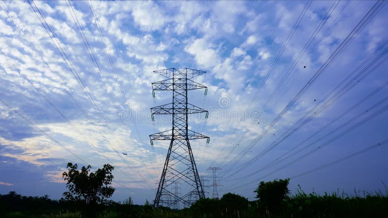 Vision statique des nuages de roulement laps de temps de lever du soleil sur les lignes électriques de mât. banque de vidéos