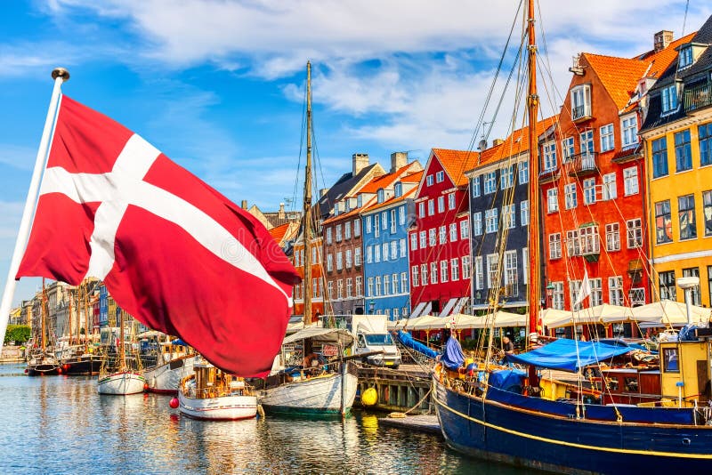 visione iconica di Copenaghen Il famoso vecchio porto di Nyhavn nel centro di Copenhagen, in Danimarca durante il giorno estivo d