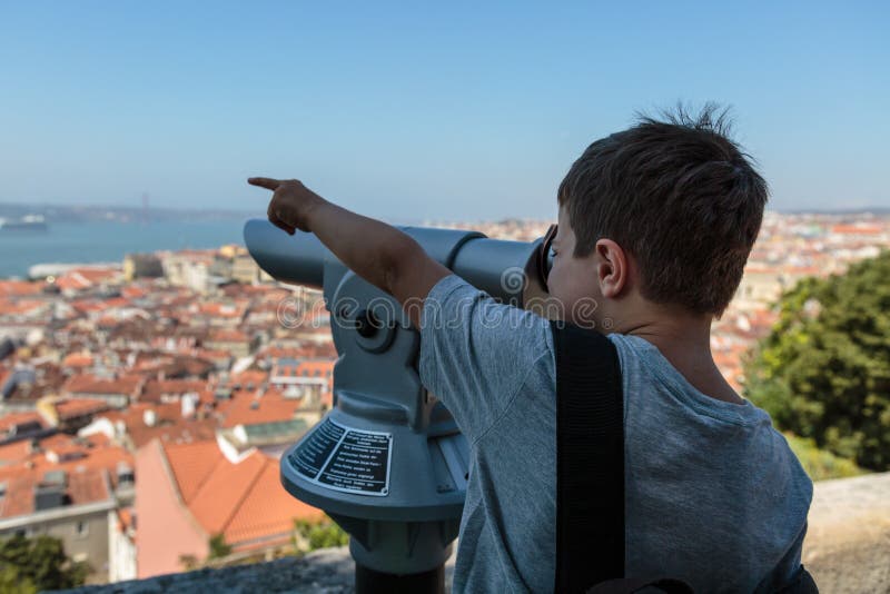 Visionnement d'enfant de télescope panoramique dans le sao Jorge Castle : Vue aérienne de Lisbonne photographie stock libre de droits Visionnement d'enfant de télescope panoramique dans le sao Jorge Castle : Vue aérienne de Lisbonne photographie stock libre de droits