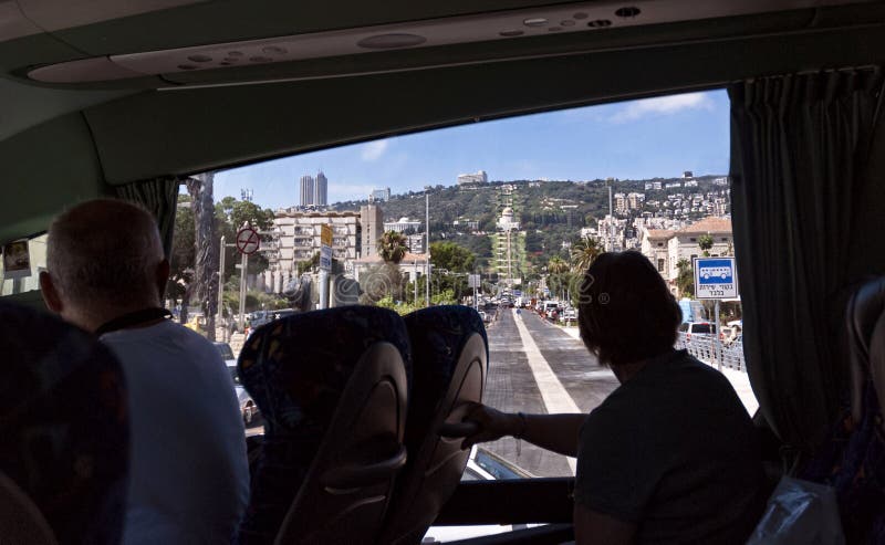 Visionnement Haïfa de touristes et le centre de Bahai de l'autobus photo libre de droits Visionnement Haïfa de touristes et le centre de Bahai de l'autobus photo libre de droits