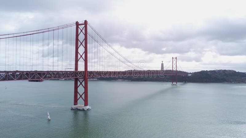 Visita turística de Lisboa desde arriba - famoso Puente del 25 de abril