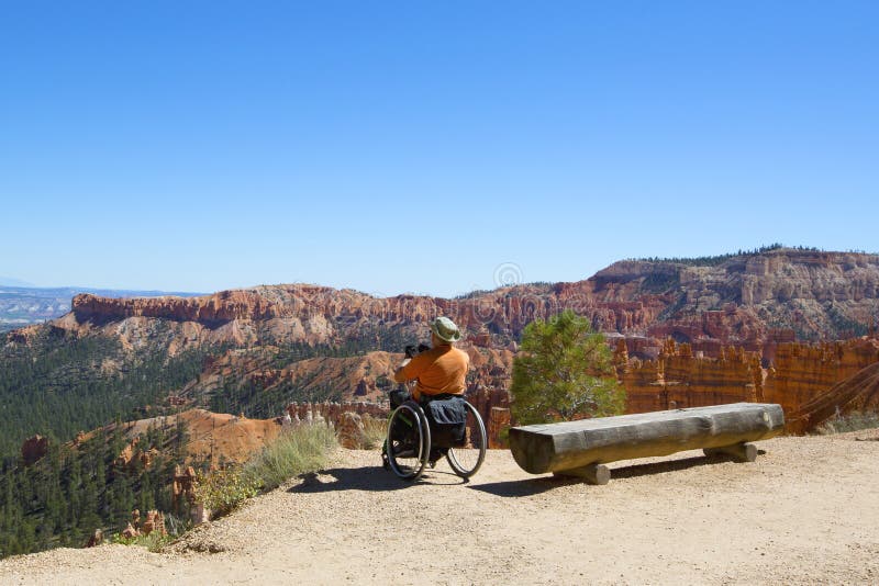 Visitante deficiente não identificado na borda em Bryce Canyon National Park em Utá fotografia de stock royalty free Visitante deficiente não identificado na borda em Bryce Canyon National Park em Utá fotografia de stock royalty free