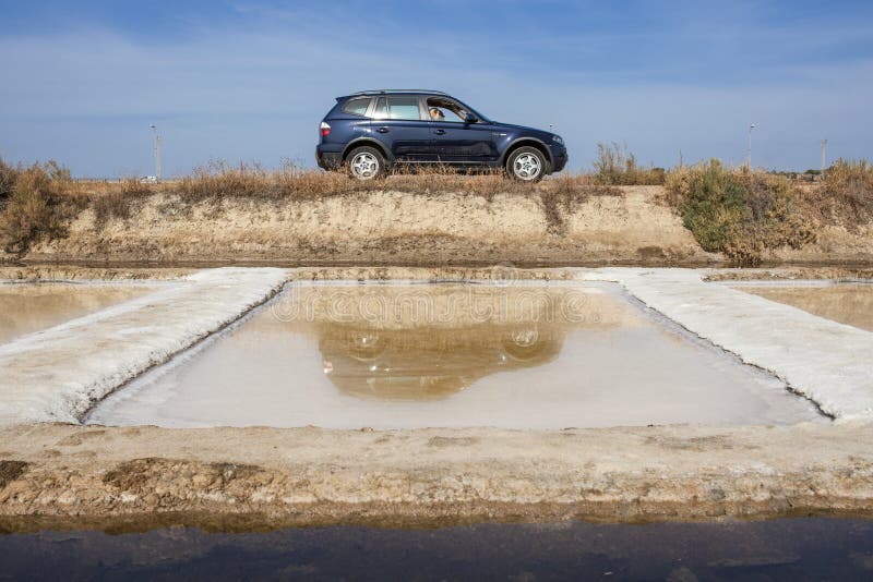 Visitante que conduz ao lado do saltworks de Isla Cristina, Espanha fotografia de stock Visitante que conduz ao lado do saltworks de Isla Cristina, Espanha fotografia de stock