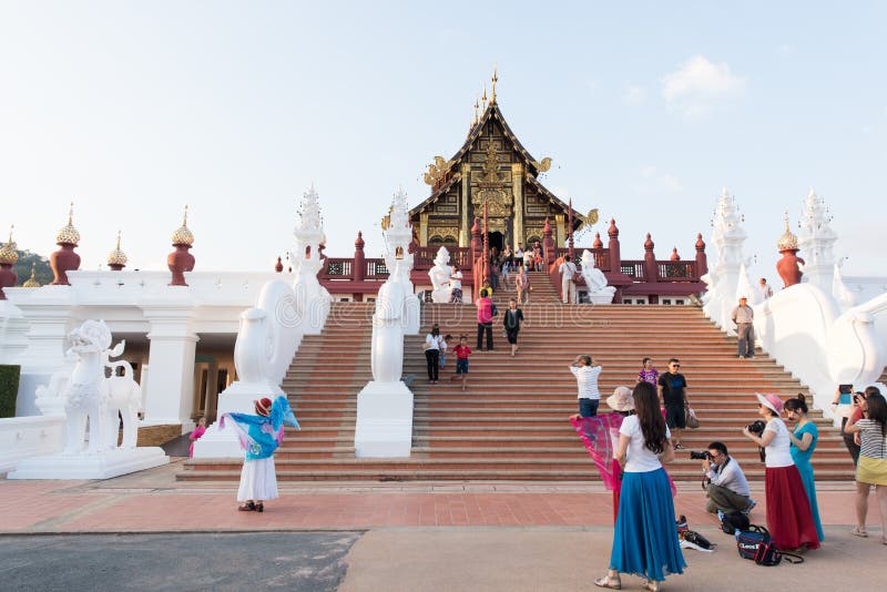 Visitantes em Ho Kham Luang Royal Pavilion e no parque público em Chaing Mai Province On December 31, 2014, Tailândia fotos de stock royalty free Visitantes em Ho Kham Luang Royal Pavilion e no parque público em Chaing Mai Province On December 31, 2014, Tailândia fotos de stock royalty free