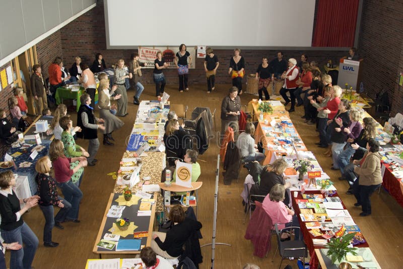 Visitantes numa feira imagens de stock royalty free