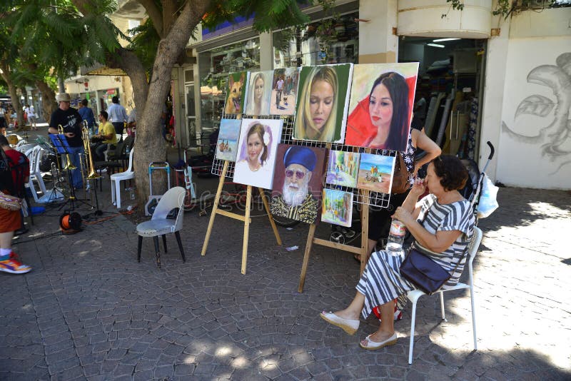 Visitantes en Nachalat Binyamin Pedestrian Mall en Tel Aviv, Israe foto de archivo Visitantes en Nachalat Binyamin Pedestrian Mall en Tel Aviv, Israe foto de archivo
