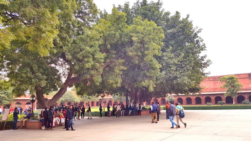 Visitantes no identificados en el campus de Taj Mahal imágenes de archivo libres de regalías Visitantes no identificados en el campus de Taj Mahal imágenes de archivo libres de regalías