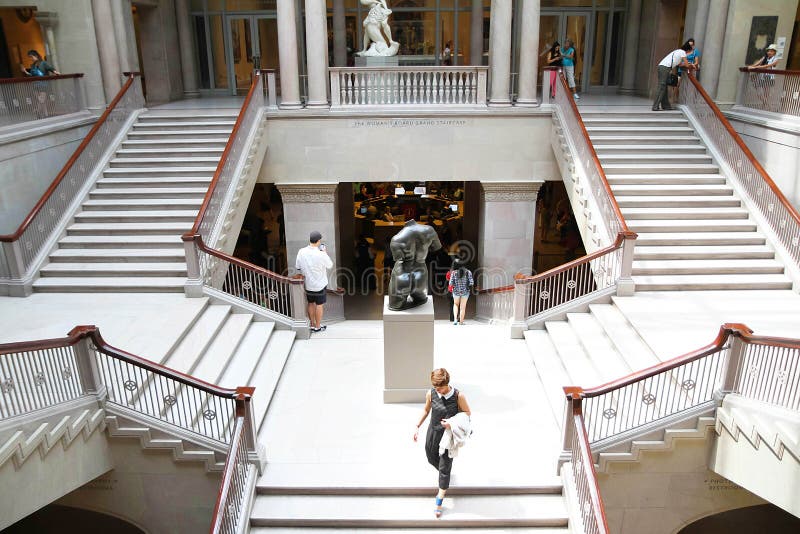 Visitantes que caminan abajo de Art Institute de la escalera magnífica de Chicago fotos de archivo Visitantes que caminan abajo de Art Institute de la escalera magnífica de Chicago fotos de archivo