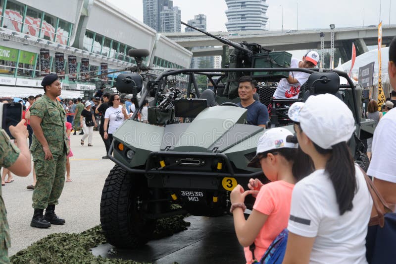 Visitantes que exploran la marca ligera II del vehículo de la huelga en la casa abierta 2017 del ejército en Singapur imagen de archivo libre de regalías Visitantes que exploran la marca ligera II del vehículo de la huelga en la casa abierta 2017 del ejército en Singapur imagen de archivo libre de regalías
