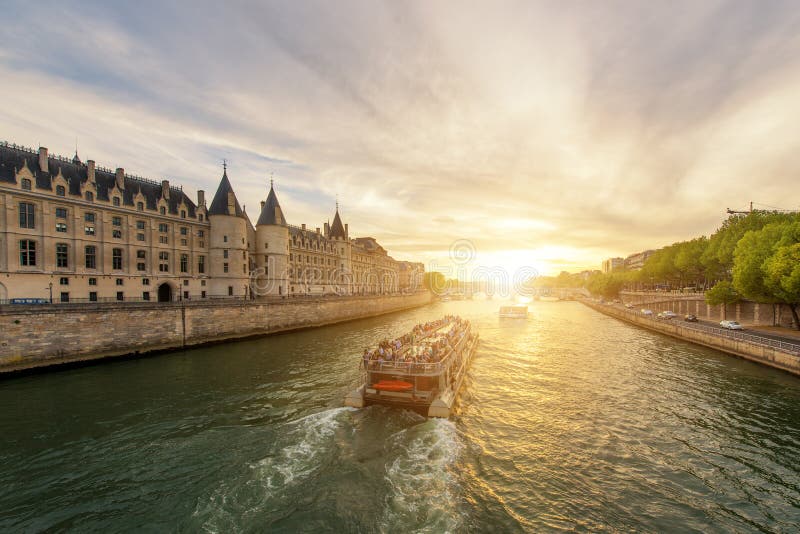 Visite de bateau sur la Seine avec le coucher du soleil à Paris, France photographie stock Visite de bateau sur la Seine avec le coucher du soleil à Paris, France photographie stock