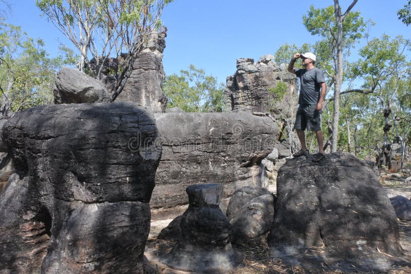 Visite de touristes d'homme au territoire du nord perdu Australie de parc national de Litchfield de ville photo stock Visite de touristes d'homme au territoire du nord perdu Australie de parc national de Litchfield de ville photo stock