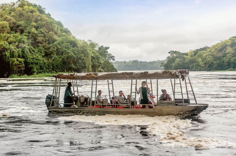 Visite de touristes le Murchison Falls sur le Nil blanc, Ugand images stock Visite de touristes le Murchison Falls sur le Nil blanc, Ugand images stock