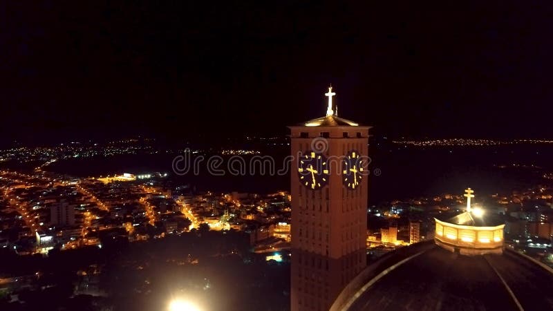 Visite nocturne du sanctuaire catholique à aparecida city brésil la nuit. banque de vidéos