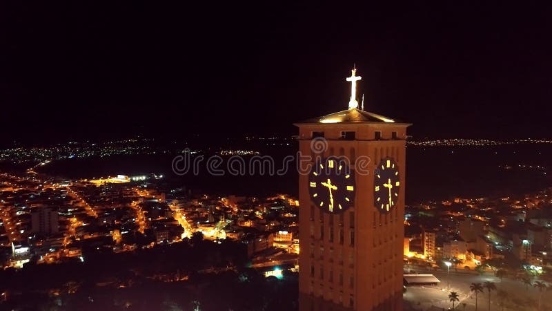 Visite nocturne du sanctuaire catholique à aparecida city brésil la nuit. banque de vidéos