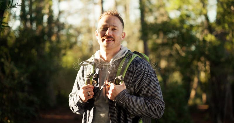 Visite randonnée et homme avec sourire extérieur et nature avec fitness campagne et environnement. Portrait heureux banque de vidéos