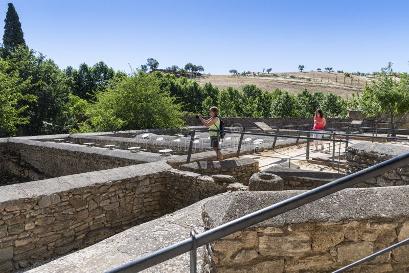Visiteur au sommet des anciens bains arabes Ronda Espagne photo stock Visiteur au sommet des anciens bains arabes Ronda Espagne photo stock