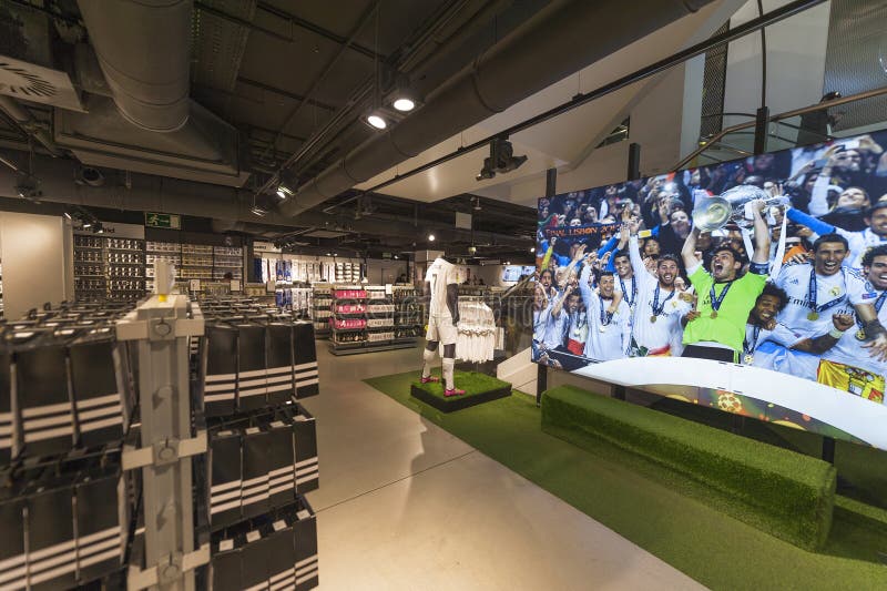 ancla Hito Inactivo Visiting FC Real Madrid Official Store Editorial Stock Image - Image of  spain, soccer: 73917914