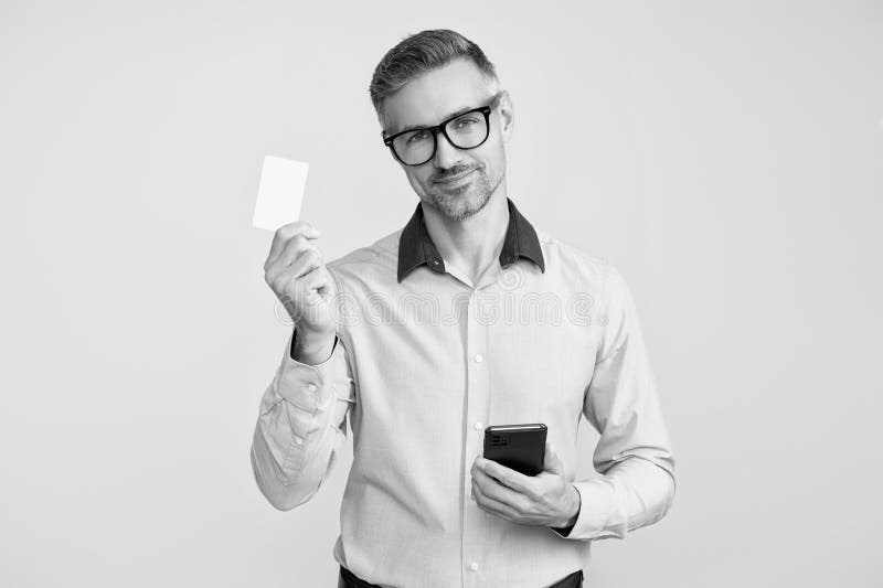 Visitkort. Kredit- eller debetkort. Affärsman betalar online-banktjänster. Byt app. Cyber Måndag. Företagare använder smartphone f royaltyfri foto