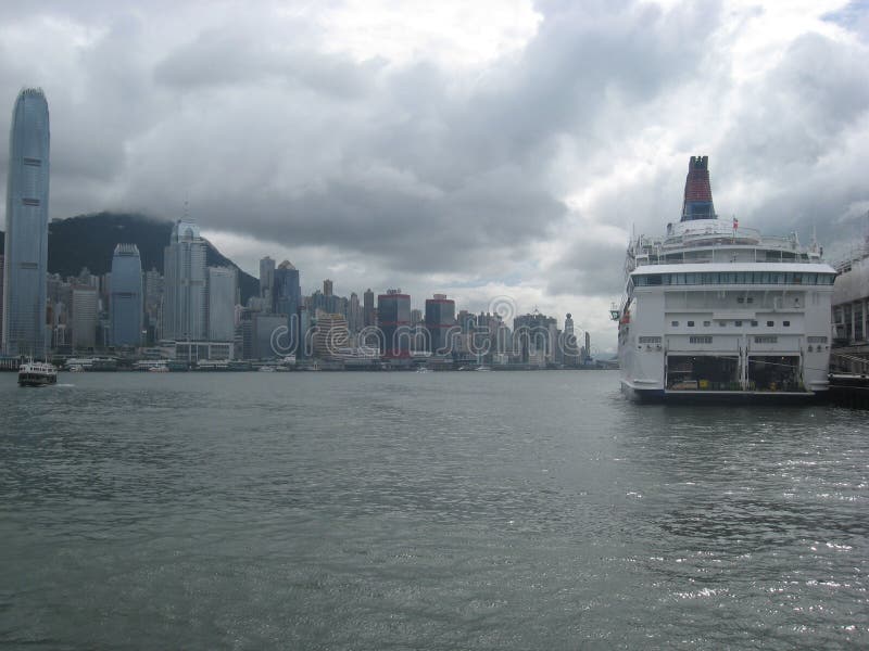 Visión desde el terminal del barco de cruceros, Tsim Sha Tsui, Kowloon, Hong Kong fotos de archivo Visión desde el terminal del barco de cruceros, Tsim Sha Tsui, Kowloon, Hong Kong fotos de archivo