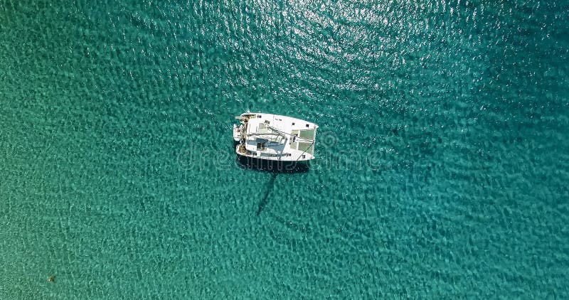 Visión asombrosa para navegar la navegación en el mar abierto en el día ventoso Abejón VI imágenes de archivo libres de regalías Visión asombrosa para navegar la navegación en el mar abierto en el día ventoso Abejón VI imágenes de archivo libres de regalías