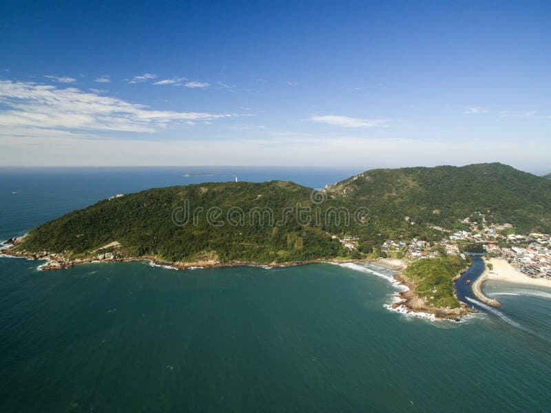 Visión aérea Barra da Lagoa Beach en Florianopolis, el Brasil En julio de 2017 foto de archivo Visión aérea Barra da Lagoa Beach en Florianopolis, el Brasil En julio de 2017 foto de archivo