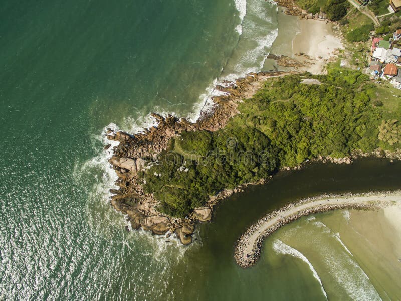 Visión aérea Barra da Lagoa Beach en Florianopolis, el Brasil Julio, foto de archivo Visión aérea Barra da Lagoa Beach en Florianopolis, el Brasil Julio, foto de archivo
