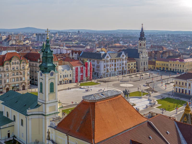 Visión aérea desde la torre del ayuntamiento sobre centro de ciudad de Oradea imágenes de archivo libres de regalías Visión aérea desde la torre del ayuntamiento sobre centro de ciudad de Oradea imágenes de archivo libres de regalías