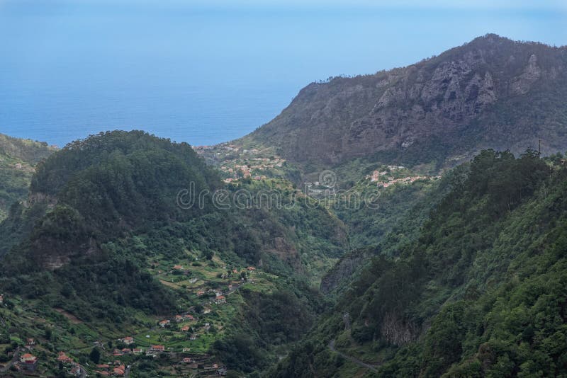 Visión aérea en las colinas en el condado de Faial en la isla portuguesa de Madeira imagen de archivo libre de regalías Visión aérea en las colinas en el condado de Faial en la isla portuguesa de Madeira imagen de archivo libre de regalías