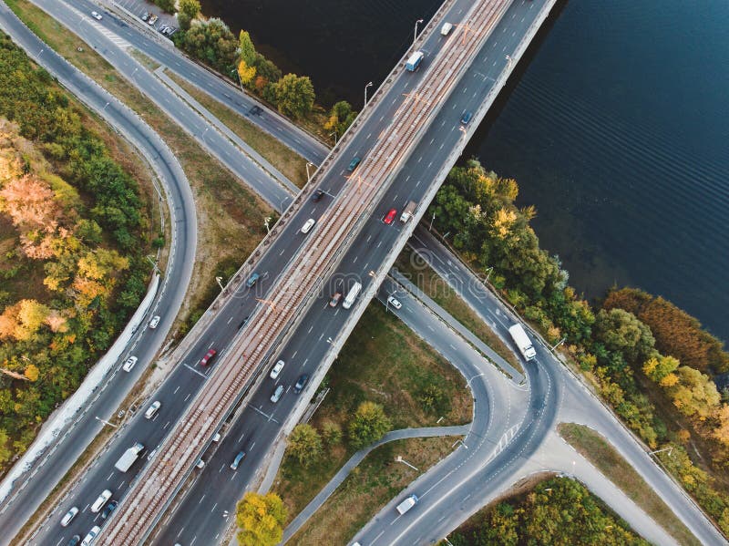 Visión aérea o superior desde el abejón al empalme de camino, autopista sin peaje y puente y tráfico de coche en ciudad grande, c fotos de archivo Visión aérea o superior desde el abejón al empalme de camino, autopista sin peaje y puente y tráfico de coche en ciudad grande, c fotos de archivo