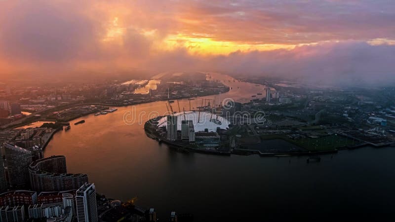 Visión aérea sobre arena del O2 de Londres por el río Támesis imágenes de archivo libres de regalías Visión aérea sobre arena del O2 de Londres por el río Támesis imágenes de archivo libres de regalías