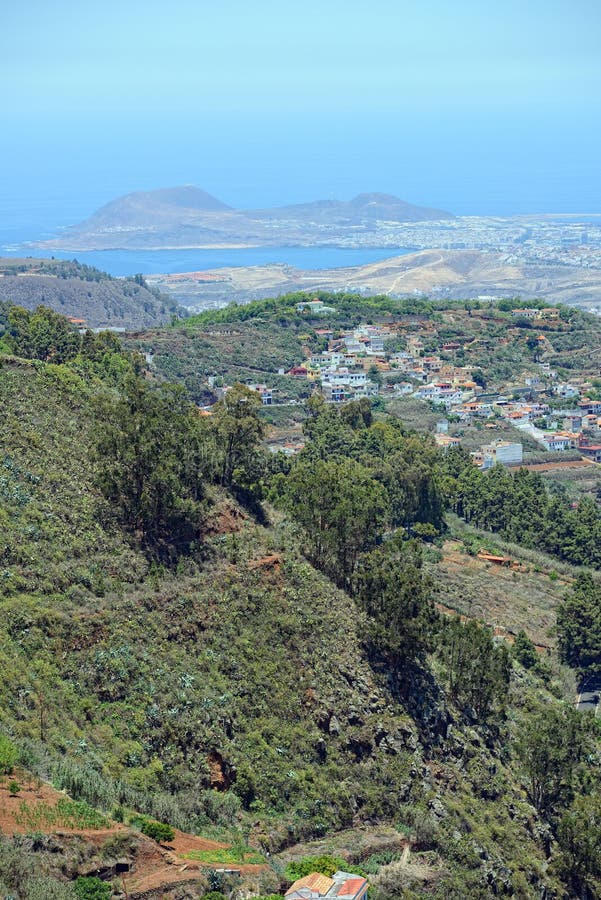 Visión aérea sobre el valle y la bahía de Las Palmas de Gran Canaria imagen de archivo Visión aérea sobre el valle y la bahía de Las Palmas de Gran Canaria imagen de archivo