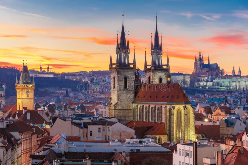 Visión aérea sobre la ciudad vieja en la puesta del sol, Praga fotografía de archivo libre de regalías Visión aérea sobre la ciudad vieja en la puesta del sol, Praga fotografía de archivo libre de regalías