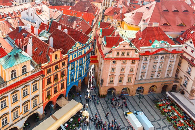 Visión aérea sobre la vieja plaza en Praga, República Checa fotografía de archivo Visión aérea sobre la vieja plaza en Praga, República Checa fotografía de archivo