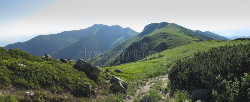 Visión del oeste desde la ladera de Velky Krivan en las montañas de Mala Fatra imagen de archivo Visión del oeste desde la ladera de Velky Krivan en las montañas de Mala Fatra imagen de archivo